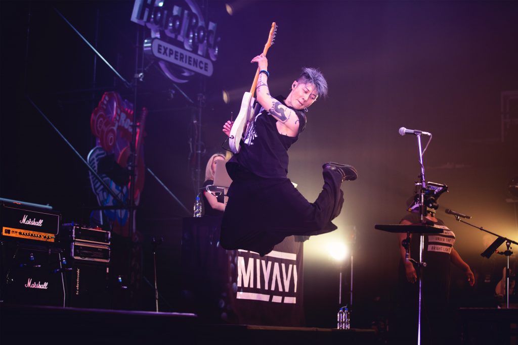 miyavi performs